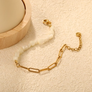 Bracelet trombone en acier inoxydable doré avec accents de pierres de nacre blanche
