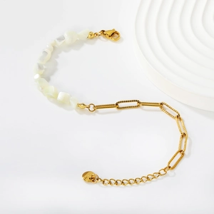 Détail du bracelet en acier inoxydable avec pierres de nacre blanches et fermoir mousqueton