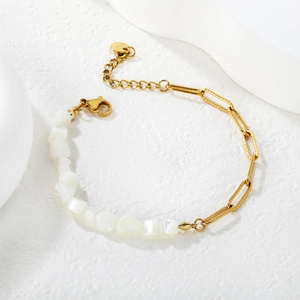 Bracelet chaîne trombone dorée avec perles en nacre blanche et breloque coeur