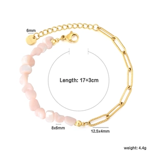 Détail du bracelet en éclats de cristal rose avec chaîne en acier inoxydable doré et fermoir