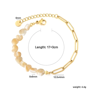 Détail du bracelet en acier inoxydable doré avec perles de coquillage concassées
