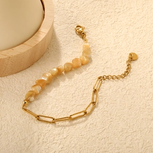 Bracelet chaîne trombone doré avec perles de coquillage concassées et fermoir mousqueton