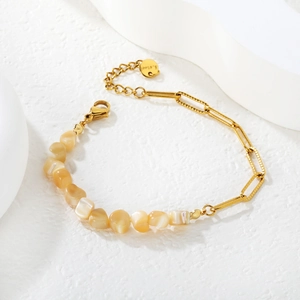 Bracelet asymétrique en acier inoxydable doré avec perles de coquillage et chaîne trombone