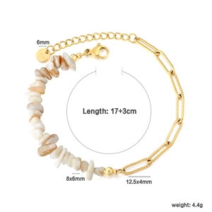 Détail d'un bracelet en acier inoxydable doré avec tranches de coquillages et fermoir homard