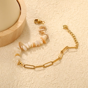 Détail du bracelet chaîne trombone en acier inoxydable doré avec éclats de nacre blanche