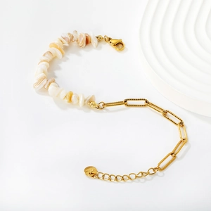 Détail du bracelet avec fragments de coquillages et chaîne trombone plaquée or