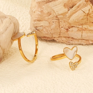 Anello cuore dorato di lusso con conchiglia bianca e zirconi su base di pietra