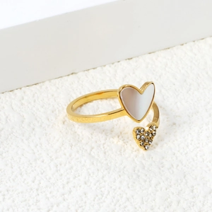 Anello aperto in acciaio dorato con cuore in madreperla bianca e zirconi scintillanti