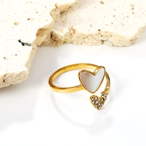 Elegante anello aperto dorato con cuore in conchiglia e cristalli pavé dal look luxury
