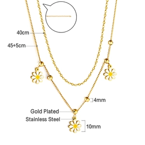 Détail du collier en acier plaqué or avec pendentifs marguerites blanches et dimensions