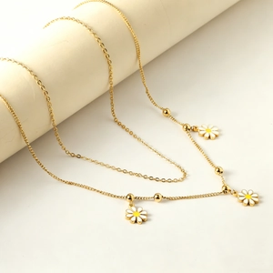 Collier double rang plaqué or 18K avec marguerite blanche et petites perles dorées