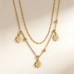 Collier double rang plaqué or 18 carats avec pendentifs marguerites en émail blanc et perles