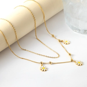 Détail du collier double couche plaqué or 18 carats avec pendentifs marguerites