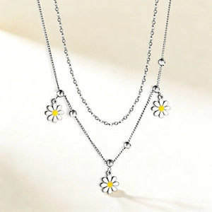 Collier double couche en acier inoxydable avec pendentifs marguerites en émail blanc argenté