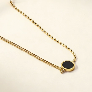 Collier asymétrique en acier inoxydable doré avec pendentif rond en nacre noire