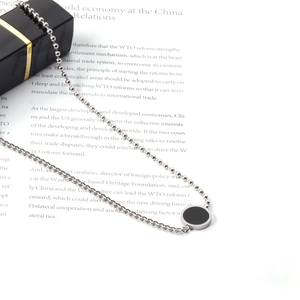 Collier minimaliste en acier inoxydable à chaîne asymétrique avec pendentif noir
