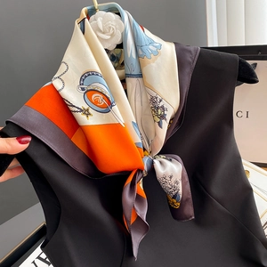 Élégant carré en soie pour femme avec motifs floraux orange et bleu vibrants
