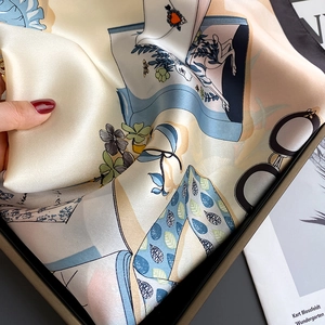 Carré en soie élégant imprimé floral dans un coffret cadeau au style artistique