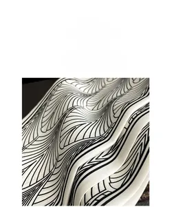 Macro de tissu en soie synthétique avec motifs ondulés noir et blanc texture lisse