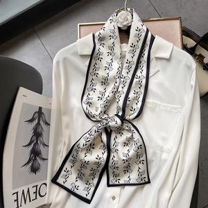 Élégant foulard long en soie à fleurs sur chemise blanche avec accessoires de mode
