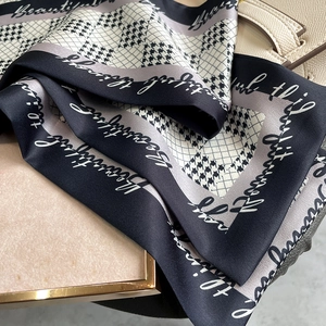 Détail d'un foulard en soie à motif pied-de-poule et texte Beautiful things