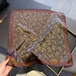 Détail d'un foulard en soie de qualité avec motif cachemire et texture brillante