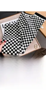 Détail du foulard étroit à damier noir et blanc en soie synthétique, 13x145cm