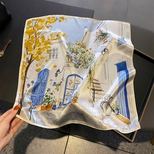 Carré en soie avec motif de ville à l'huile française montrant un drapé satiné et des tons vifs