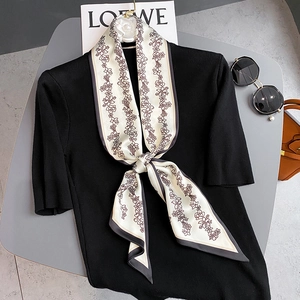 Foulard étroit en soie à motif floral avec haut en tricot noir et accessoires de mode