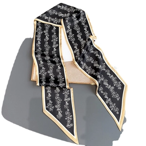 Élégant foulard étroit pour femme avec fleurs blanches sur tissu en satin noir