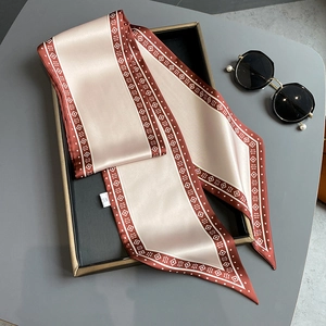 Detailaufnahme von Seidenschal mit champagnerfarbenem und burgunderrotem Muster