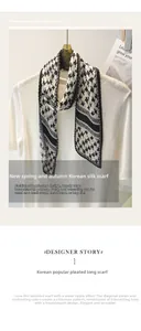 Gros plan du foulard plissé motif pied-de-poule avec texture ondulée et soyeuse
