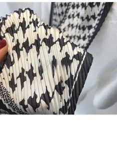 Détail de la texture plissée du tissu avec motif pied-de-poule classique noir et blanc
