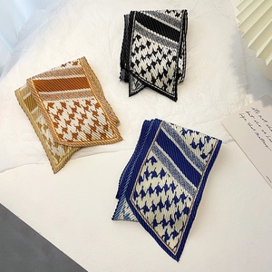 Détails de foulards plissés avec motif pied-de-poule et rayures en couleurs variées