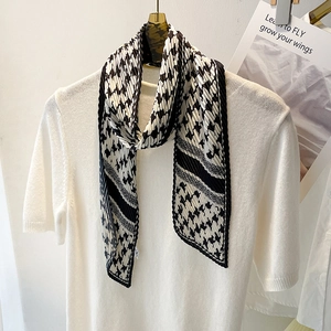 Écharpe plissée en soie à motif pied-de-poule noir et blanc avec haut en tricot sur crochet