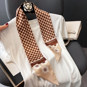 Seidenschal mit braun-beigem Schachbrettmuster und Blumenmuster an einem Kleiderbügel
