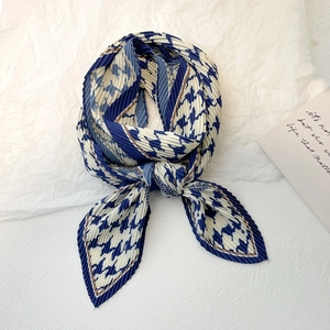 Foulard en soie plissé bleu marine et beige avec imprimé pied-de-poule rétro pour femme