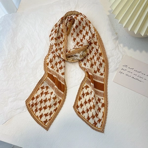 Foulard plissé étroit à motif pied-de-poule marron et blanc pour un look élégant