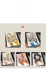 Détail de foulards étroits en soie à fleurs en plusieurs couleurs pour cou ou sac à main