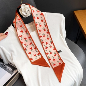 Détail d'un foulard en soie avec motifs de tulipes rouges et bouts orange pour femme