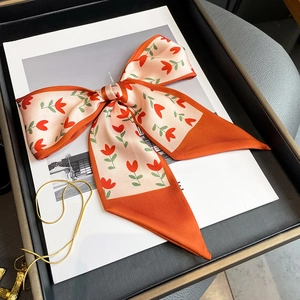 Détail du motif floral tulipe sur foulard en satin avec élégant style de nœud