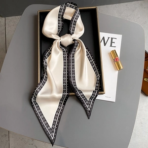 Eleganter champagnerfarbener Seidenschal mit schwarzer geometrischer Umrandung