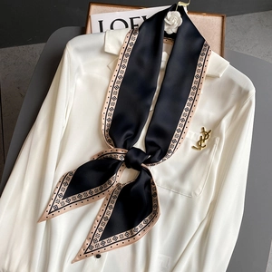 Eleganter schwarz-brauner Satin-Schal mit geometrischem Muster an weißem Hemd gebunden