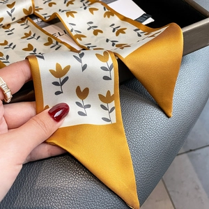 Détails du foulard twilly blanc avec motif floral jaune et bordure contrastée