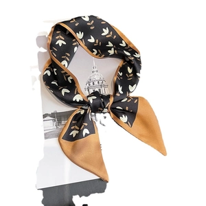 Élégant foulard étroit en soie noir et doré avec motifs de tulipes vintage pour femme