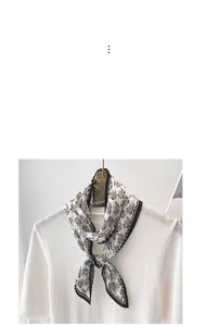Détail d'une écharpe plissée paisley noir et blanc aux textures verticales élégantes