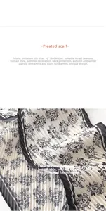 Détail d'un foulard en soie plissé motif paisley noir et blanc, taille 10x130 cm