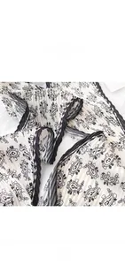 Vue macro d'un foulard en soie plissé avec motif paisley et finition soignée des bords