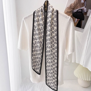 Foulard plissé style français avec motif cachemire noir et blanc sur support suspendu