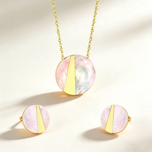 Dettaglio di set collana e orecchini placcati oro con inserti in madreperla rosa